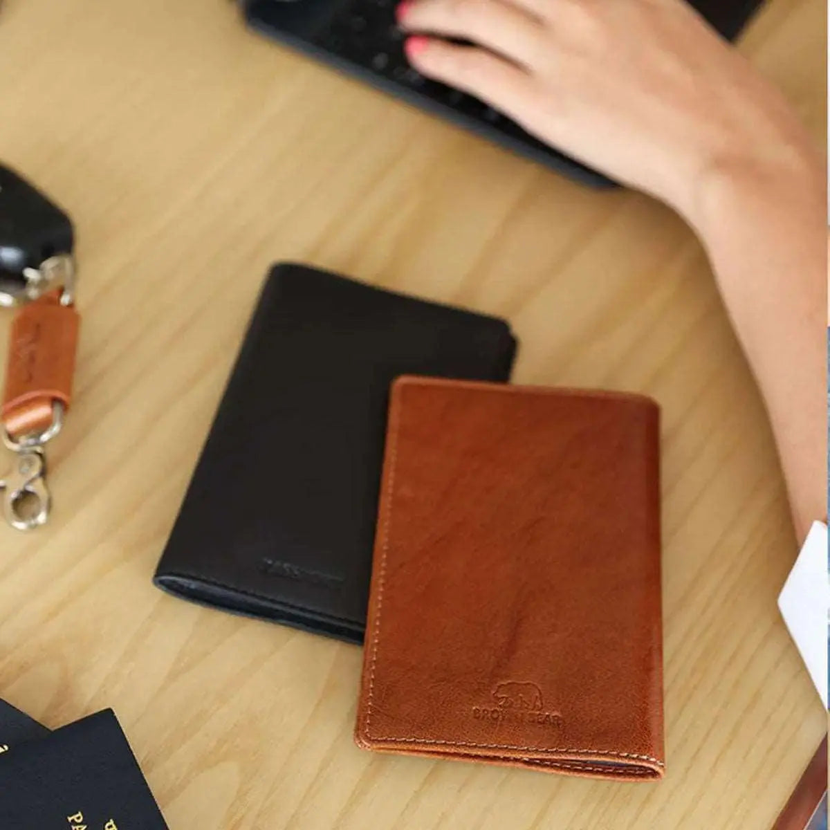 Classic Passport Cover in Genuine Leather - Brown Bear