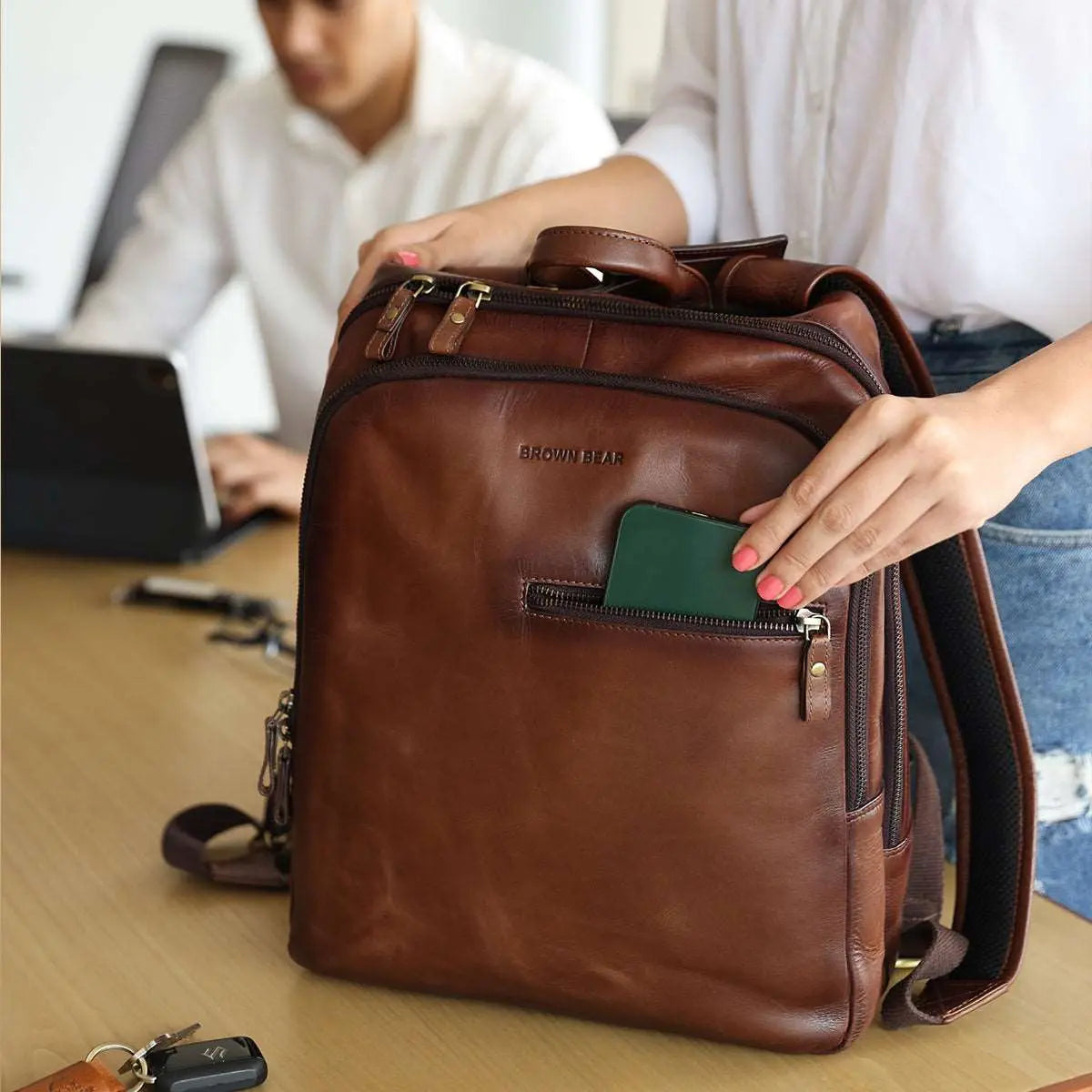 Discover the Manhattan Leather backpack with laptop compartment